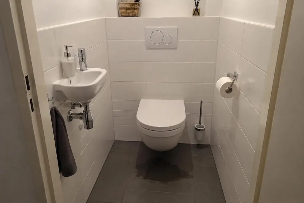 Lekdetectie Delft – natte vloer bij een toilet