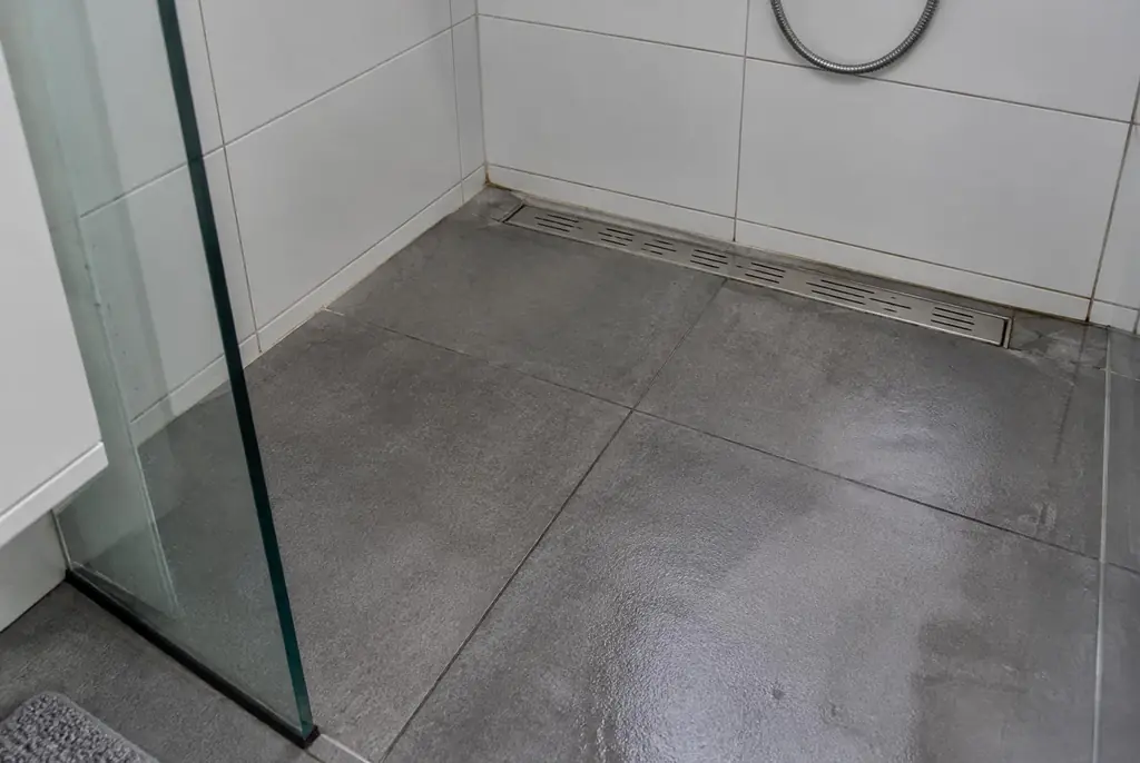 Lekdetectie Delft – lekkende inloopdouche met natte voegen