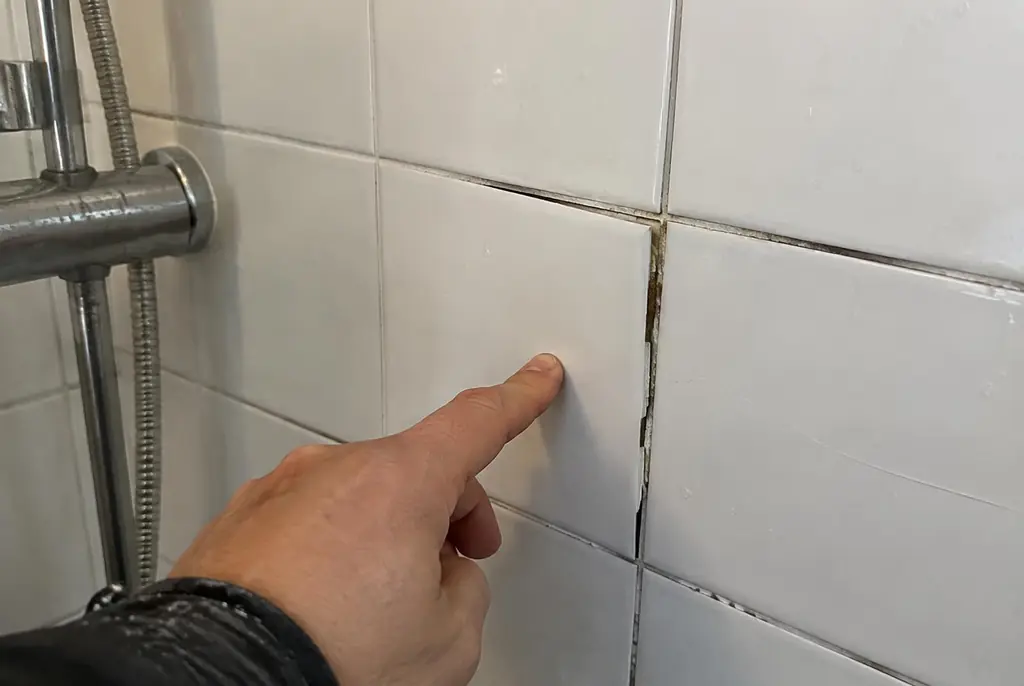Lekdetectie Delft – losse, holle badkamertegels door een lekkage