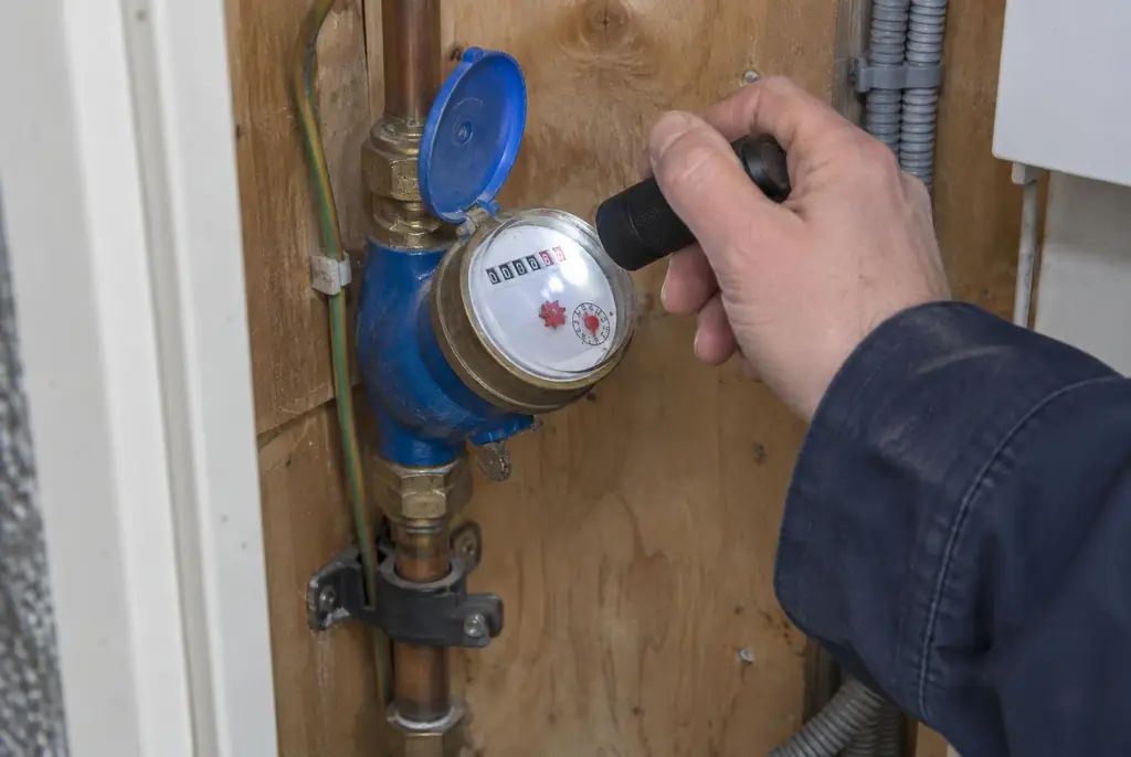 Lekdetectie Delft – watermeter in de meterkast controleren met een zaklamp